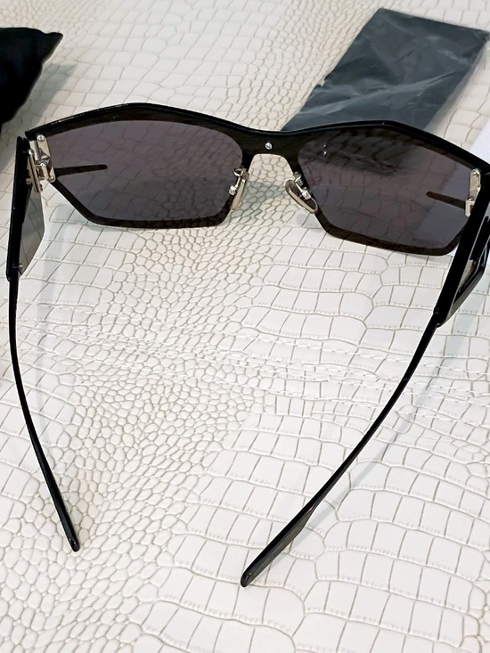 New! GIVENCHY Sunglasses GV40066U 01A, 100% Authentic (UNISEX) main image 13